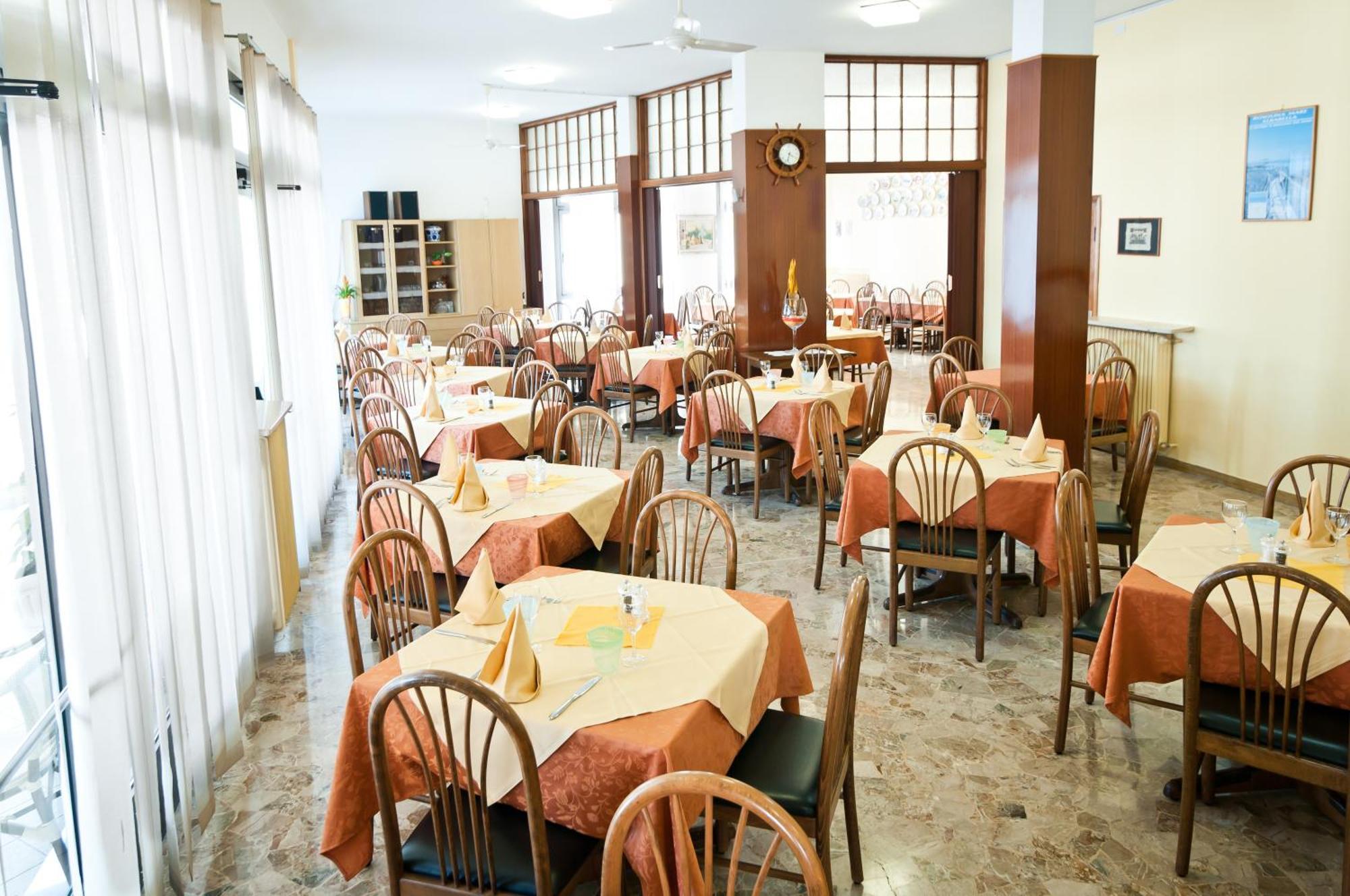 Hotel Milan Rosolina Mare Exterior foto